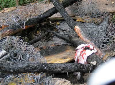Brand eines Unterstandes im Wald