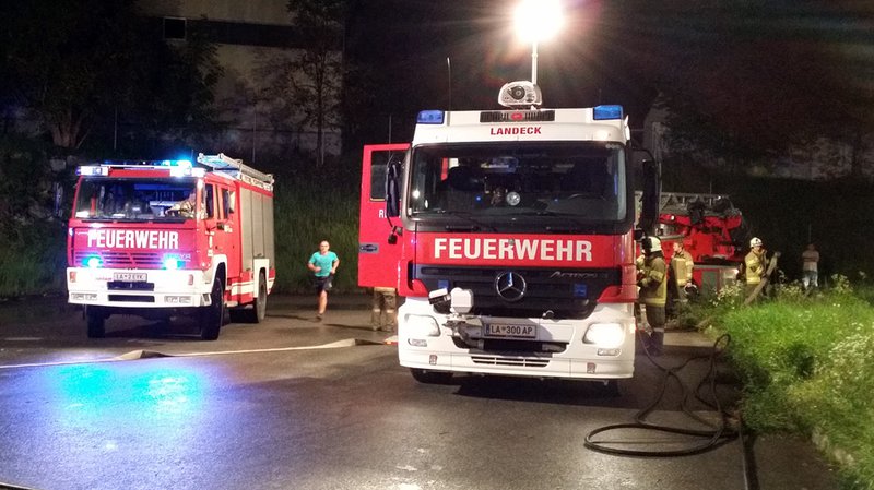 Gasbetriebener Gabelstapler brannte in Industriehalle