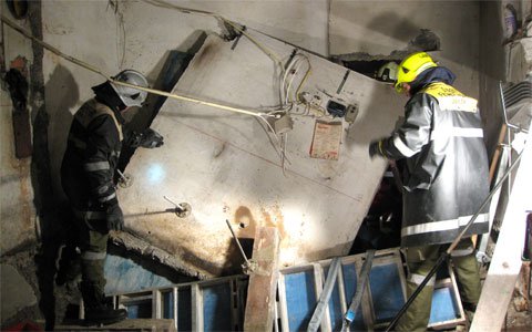 Zwischenwand aus Beton fiel auf Baustellenarbeiter