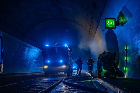 Brand im Tunnel - die Feuerwehren aus Landeck und Zams trainierten den Ernstfall