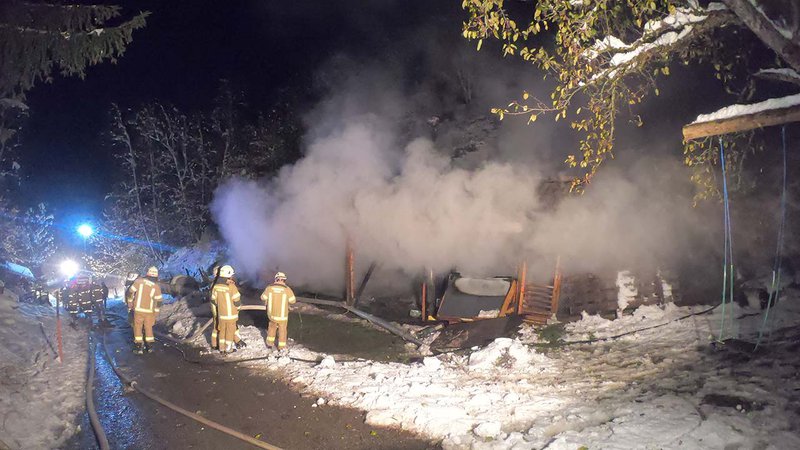 Wirtschaftsschuppen stand in Vollbrand