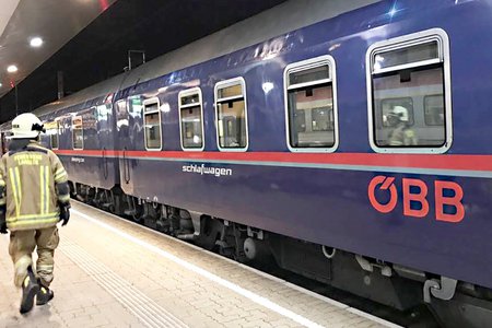 Person eingeklemmt - Feuerwehr befreit Passagier