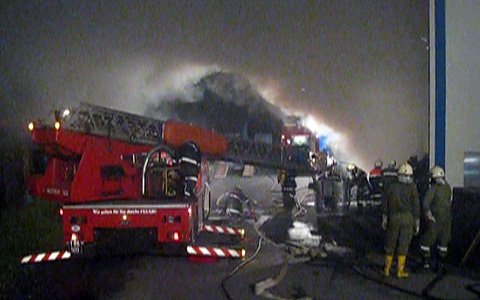 Brand in einer Lagerhalle in Fließ