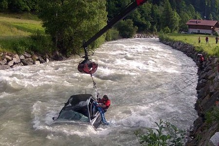 KFZ-Bergung aus der Trisanna in See