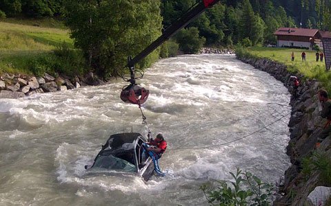 KFZ-Bergung aus der Trisanna in See