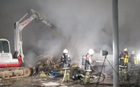 Brand in einer Lagerhalle in Fließ