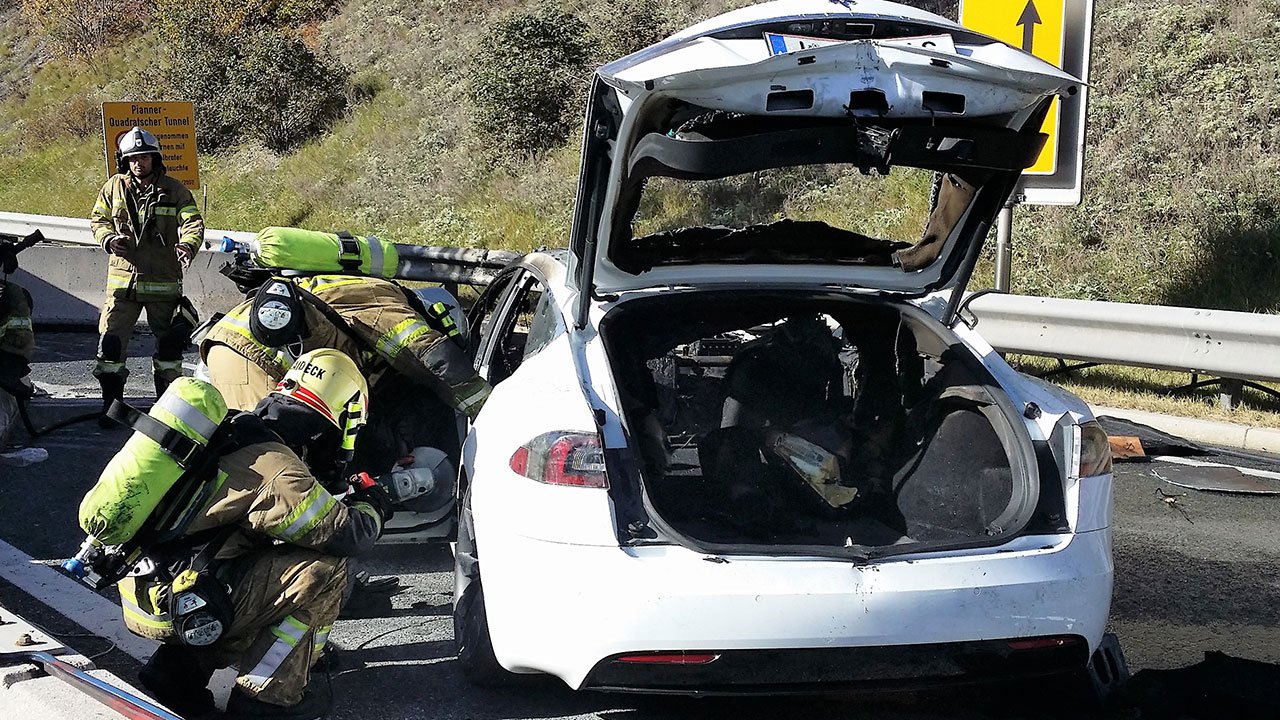PKW-Brand_Elektrofahrzeug14.jpg