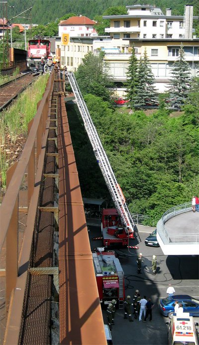 Bahnbrücke in Landeck brennt