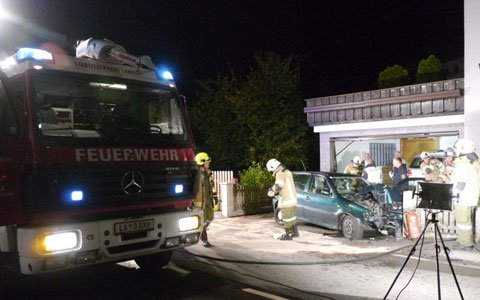 22-jähriger prallte mit seinem Fahrzeug gegen Betonpfeiler