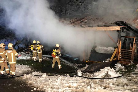 Wirtschaftsschuppen stand in Vollbrand