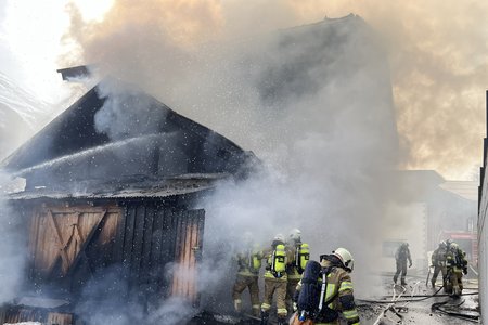 Brand Stall und Wohnhaus in Pians