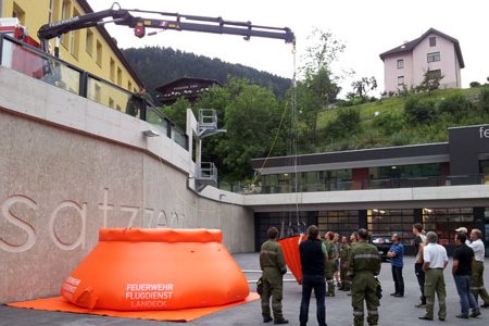 Der neue Löschwasserbehälter für Waldbrandeinsätze wird vorgestellt
