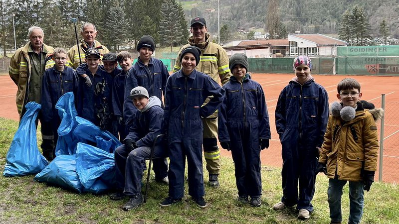 Feuerwehrjugend unterstützt Frühjahrsputz