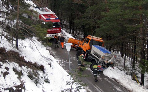 Knapp am Absturz vorbei ... LKW-Bergung in Landeck